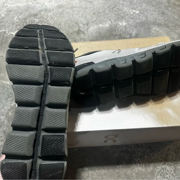 On Running Men's 11.5 - Picture 4 of 5